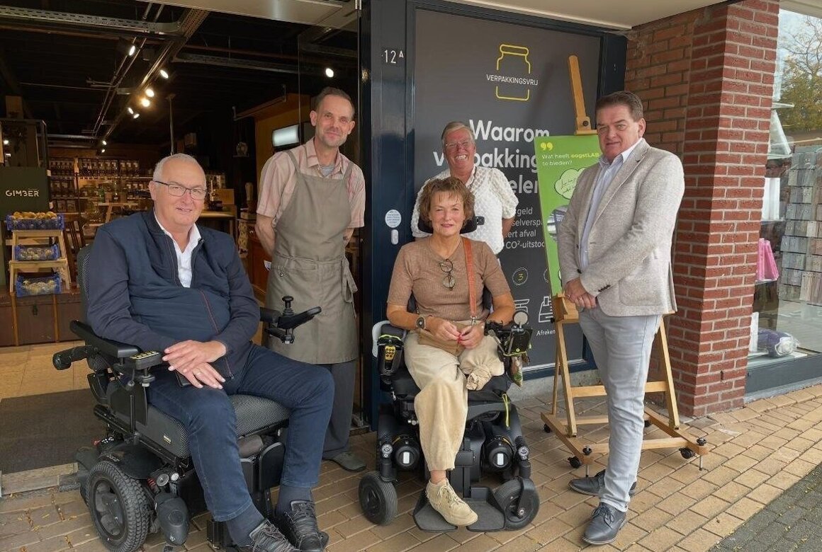 Uitreiking eerste deurbel aan Ernst Jansen van OogstLAB, met wethouders